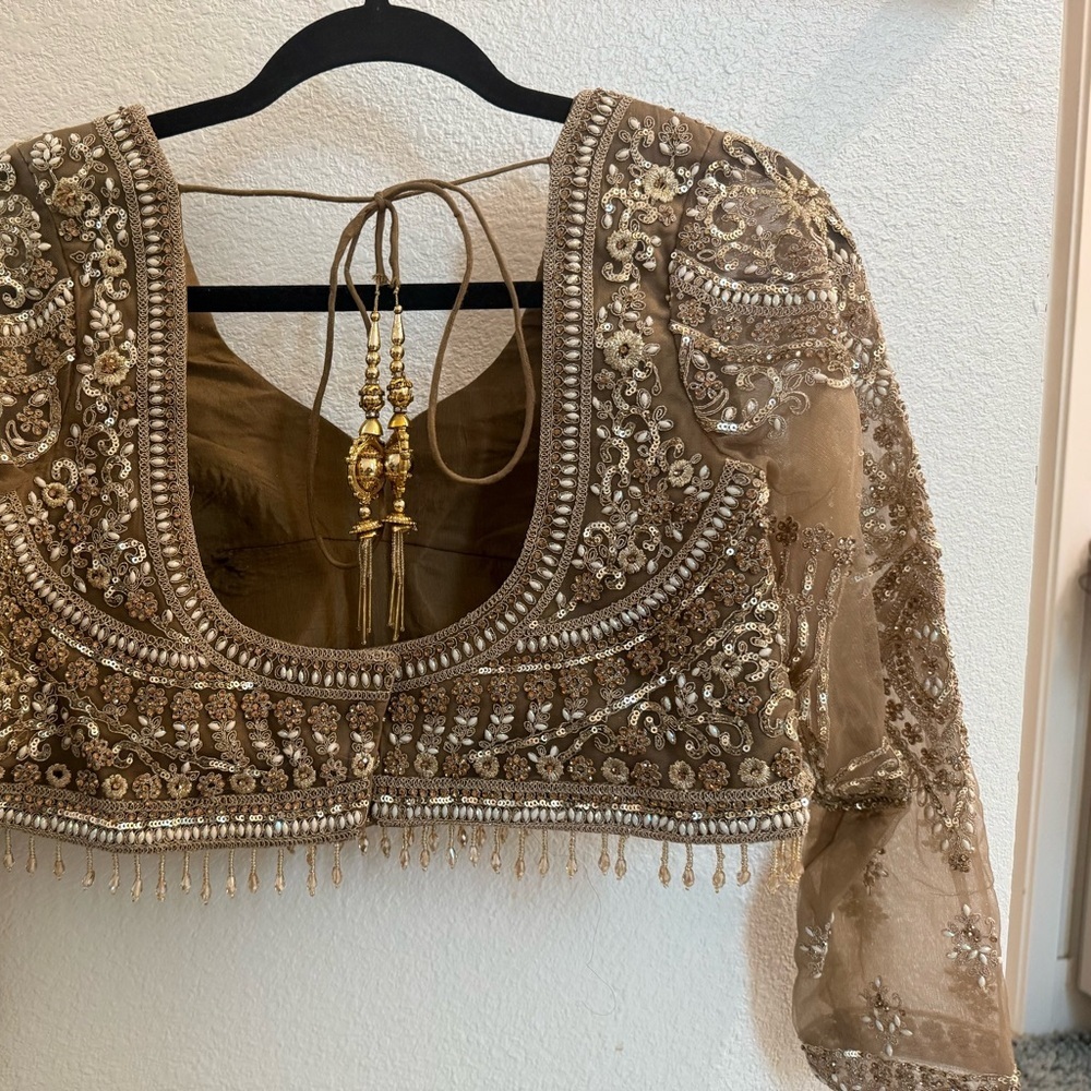 Elegant Gold Embroidered Saree - Picture 4 of 11